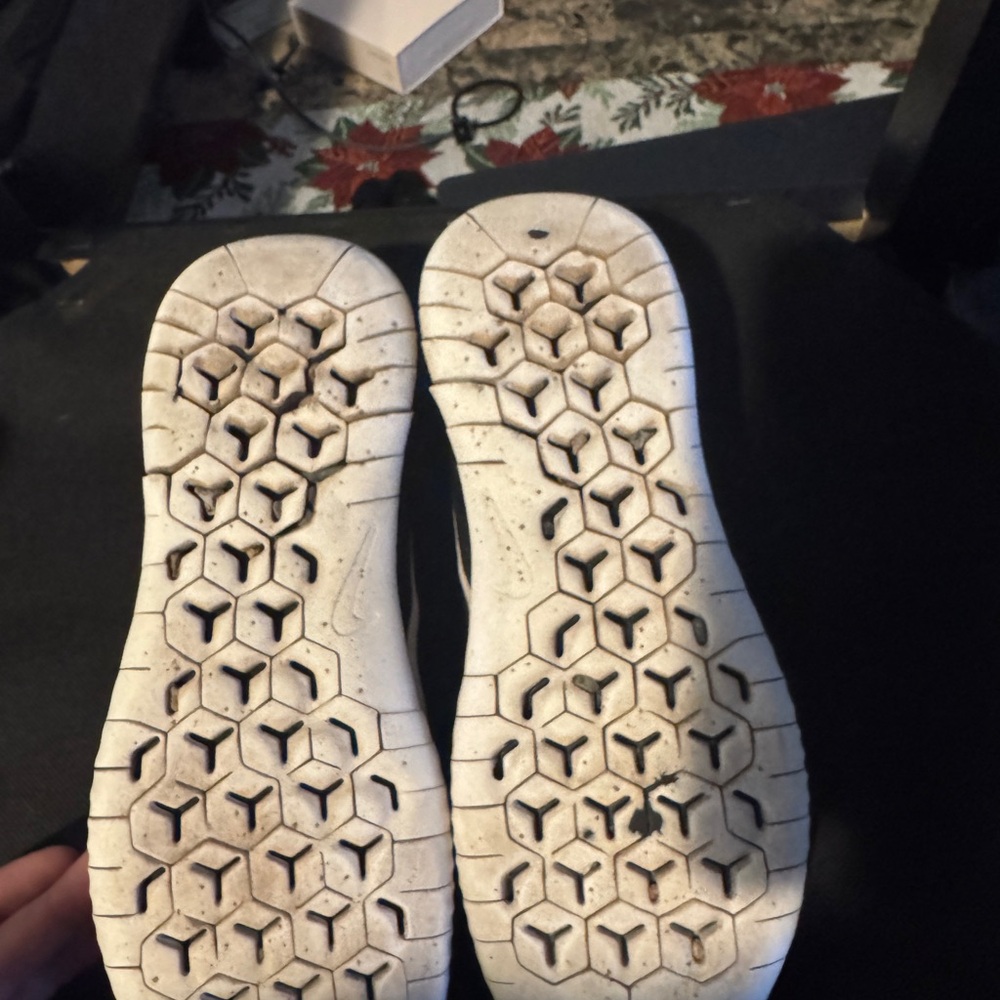Nike Men's Black and White Athletic Shoes - Picture 4 of 4